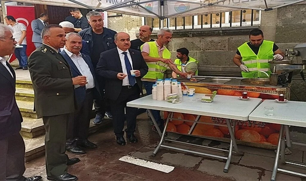  İlkadım Belediye Başkan Demirtaş 15 Temmuz şehitleri için 3 bin lokma tatlısı ikram etti