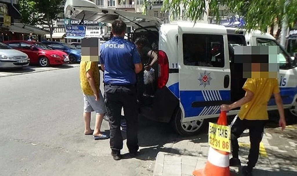 İntihar edeceğini söyledi, çocuklarını güvenlik görevlilerine bıraktı