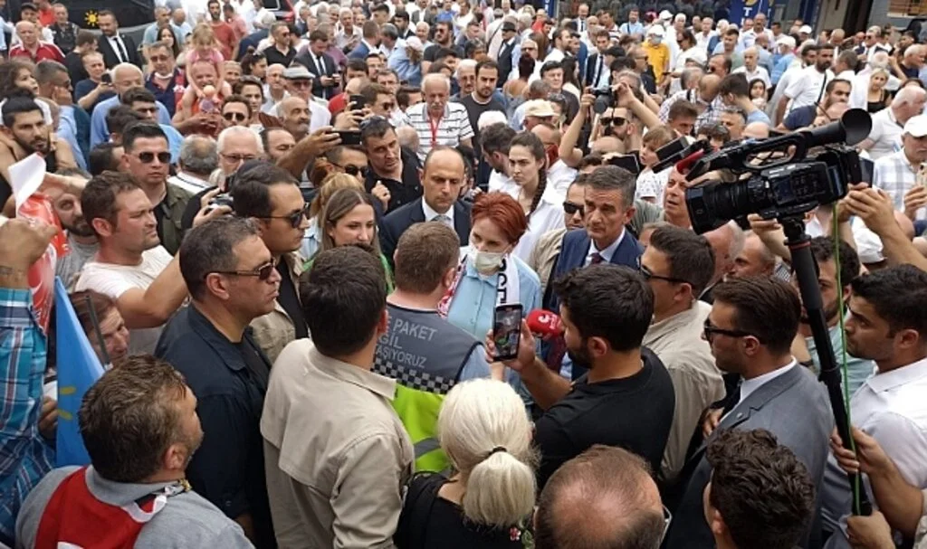 İYİ Parti Genel Başkanı Meral Akşener Atakum'da Esnafla Buluştu