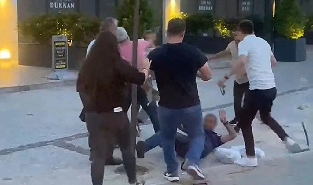 Kadınların ayaklarını çeken kişiye meydan dayağı