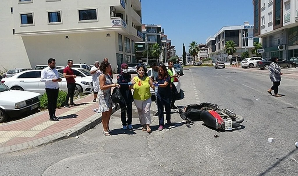 Kafasını çarptığı otomobil camını patlatan sürücü kask sayesinde hayatta kaldı