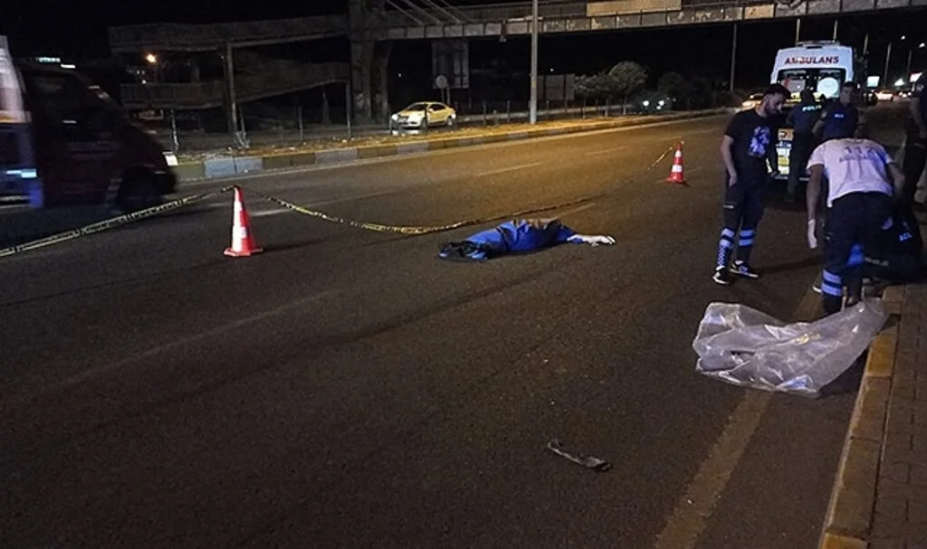 Karşıdan karşıya geçerken iki otomobilin çarptığı yaya öldü