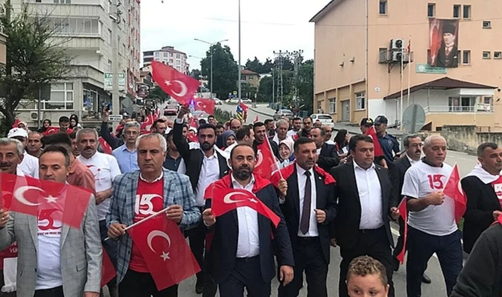 Kavak bayraklarla mesaj verdi 