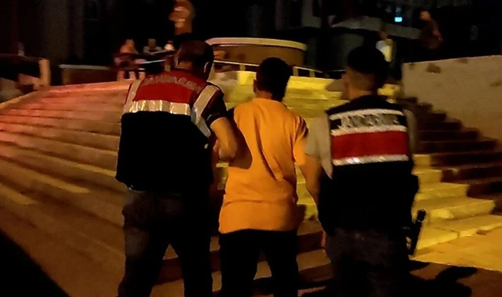 Kendini polis olarak tanıttı, silah ticareti yaparken yakayı ele verdi