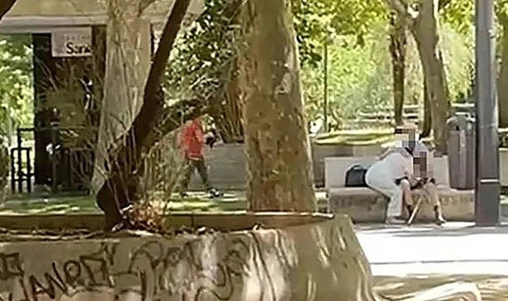 Kimseyi umursamayan 70'lik çift güpegündüz herkesin gözü önünde...