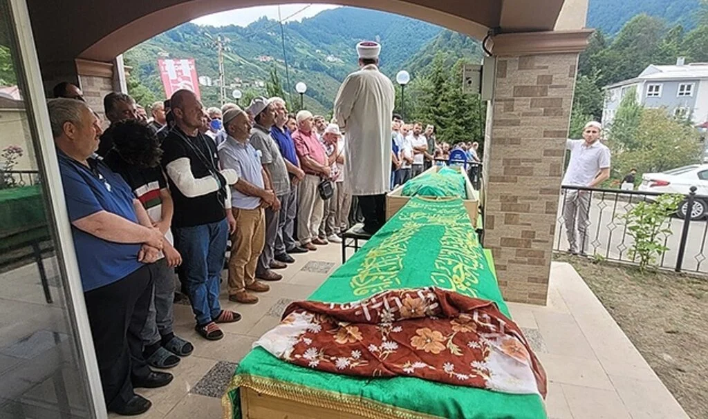  Kız isteme dönüşü kazada ölen anne ile oğlu son yolculuğuna uğurlandı