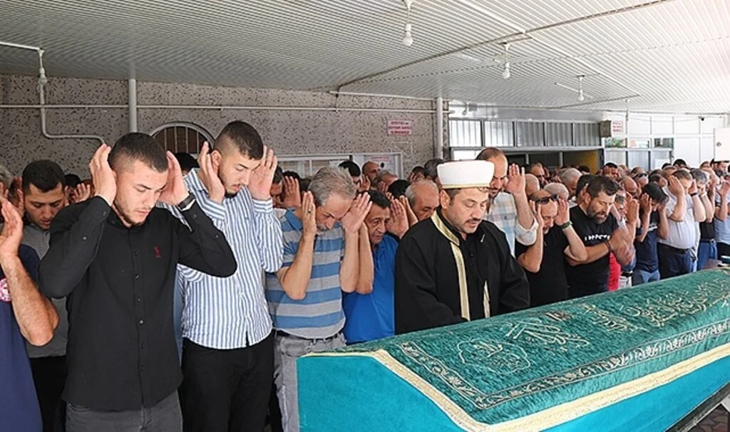 Kızını kurtarmak isterken boğulan babaya veda