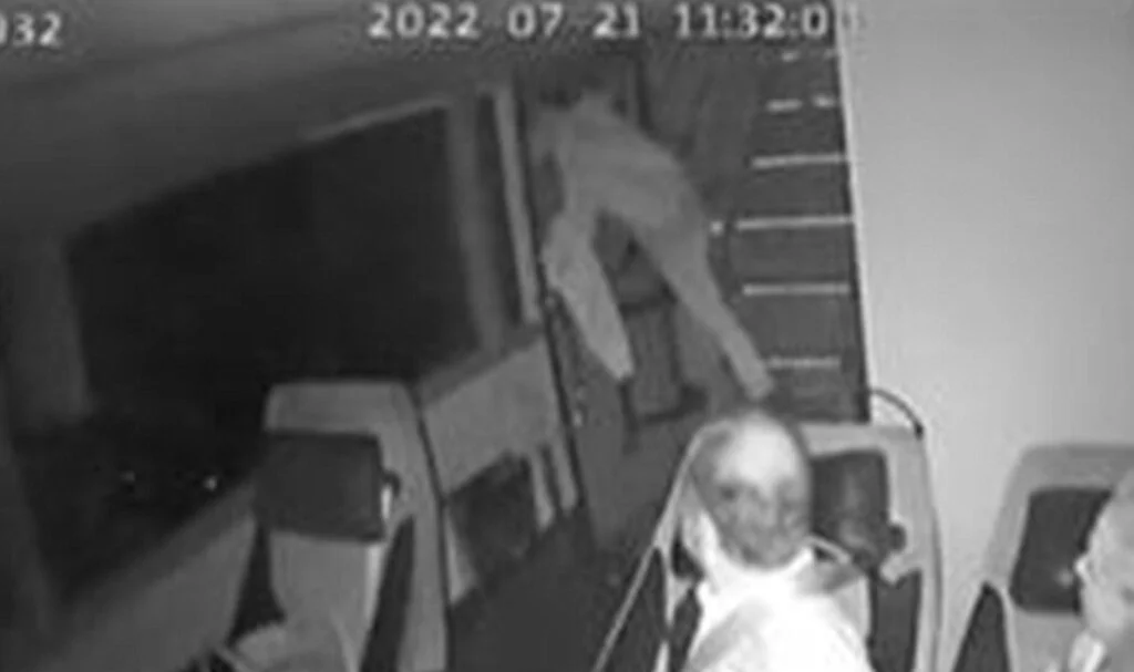 Kontrolden çıktığını düşündüğü otobüsten atladı