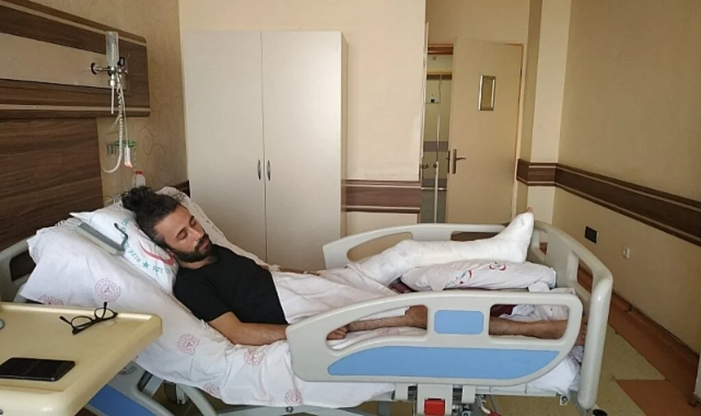 Köpeklerin kovaladığı genç motosikletiyle şarampole yuvarlandı