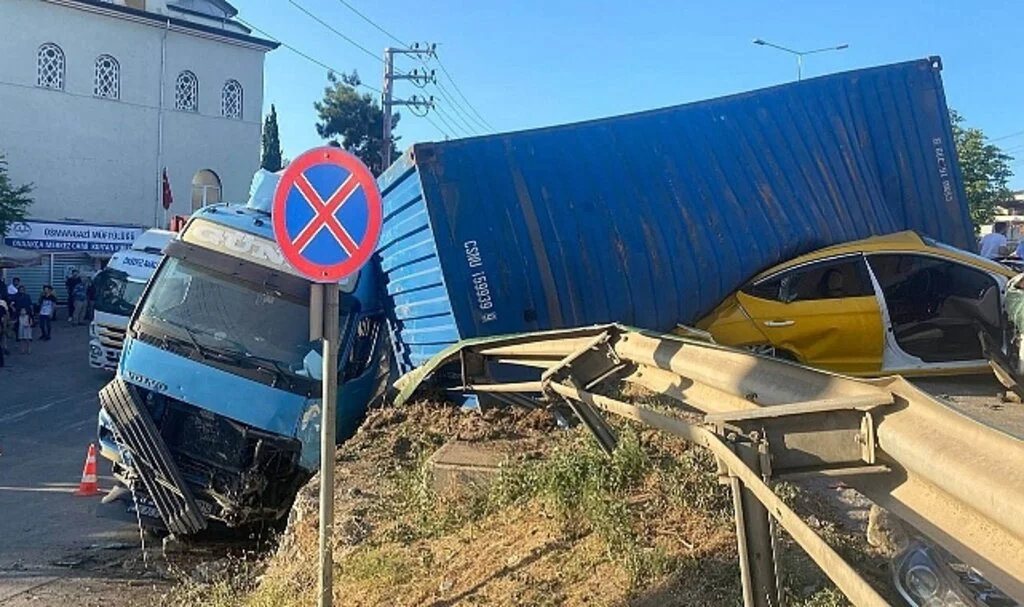 Köprüden uçan tır iki otomobili ezdi: 1 ölü, 1 yaralı