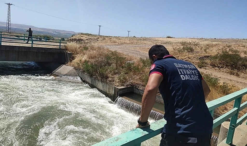 Koyunu kurtarmak isteyen çoban akıntıya kapıldı
