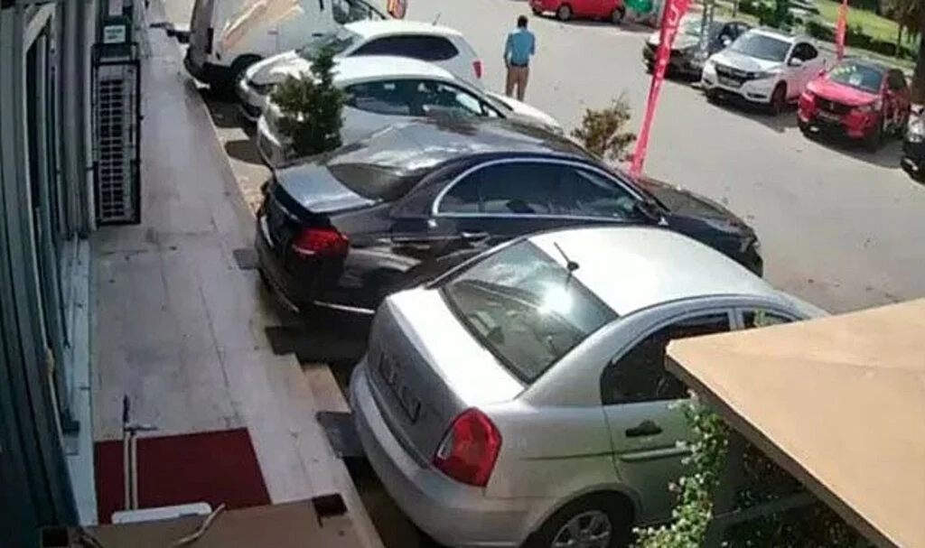 Kuvvetli rüzgarda çatıdan uçtu ok gibi araca saplandı