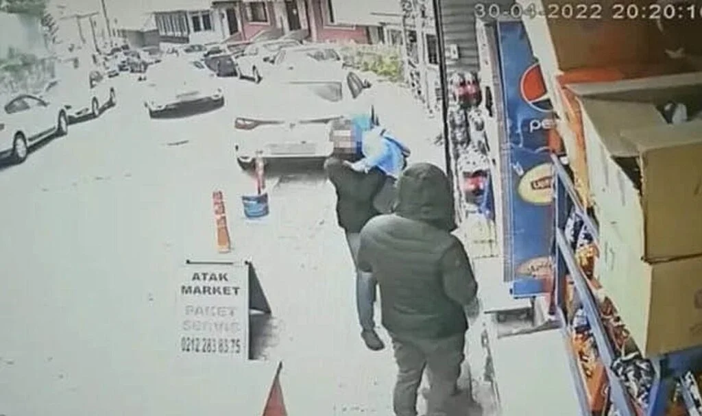 Maganda terörü! Dehşeti yaşayan baba, çareyi oğluyla markete sığınmakta buldu