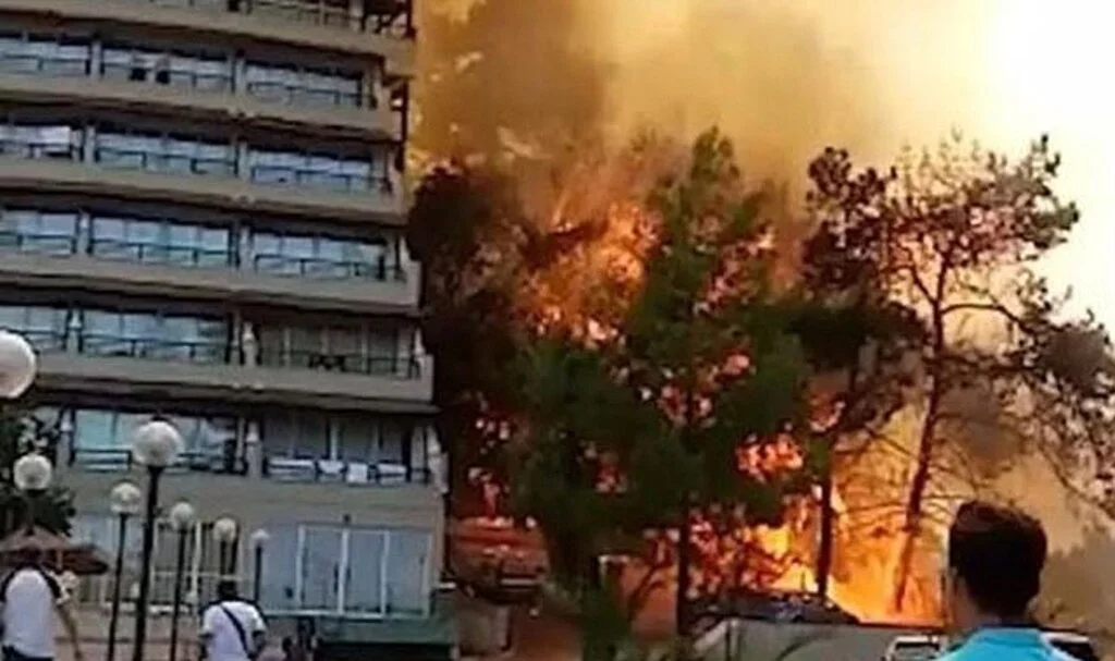 Marmaris'te ormanlık alanda çıkan yangın otele sıçradı! 
