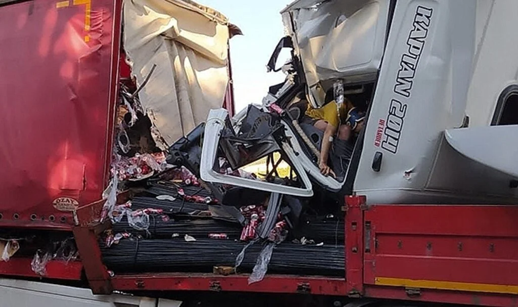 Meşrubat yüklü tır inşaat demiri yüklü tıra arkadan çarptı, 6 kişi yaralandı
