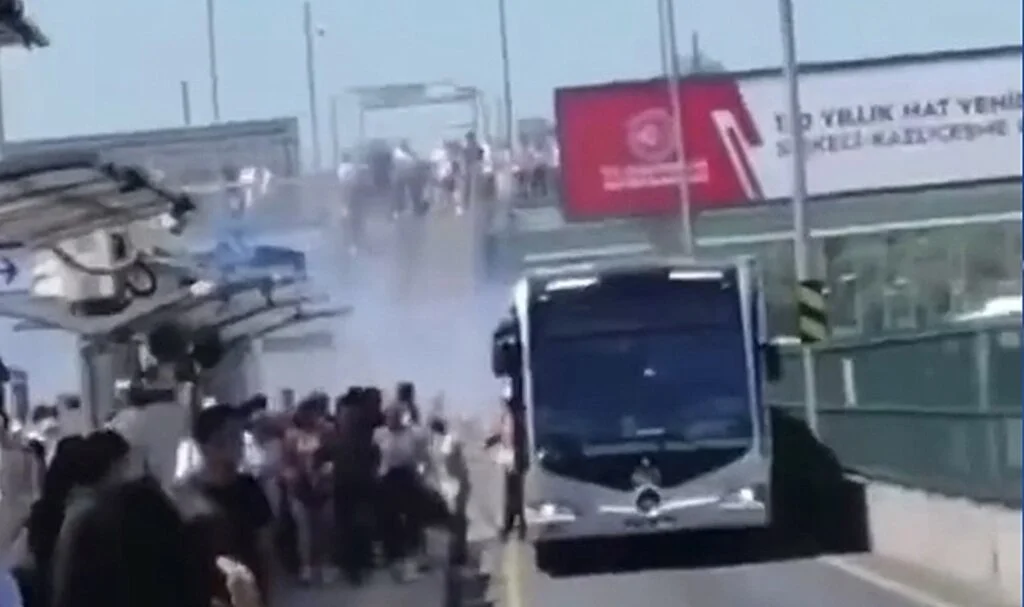 Metrobüsten dumanlar çıktı, panikle yolcular tahliye edildi