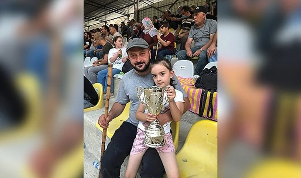 Minik İlkay park edilmeye çalışılan kamyonetin altında can verdi...