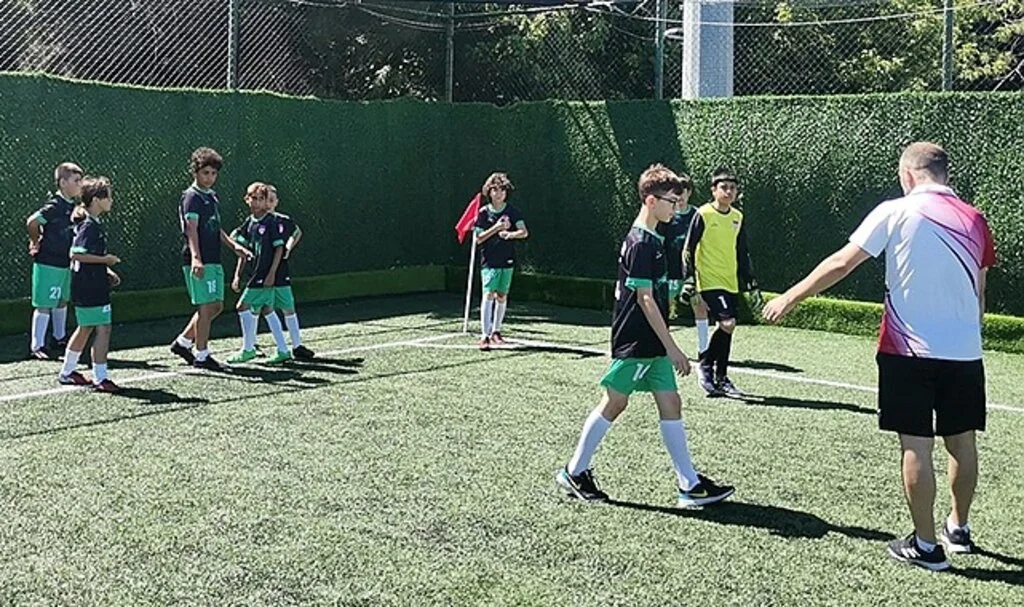 Minik yürekler futbol öğreniyor