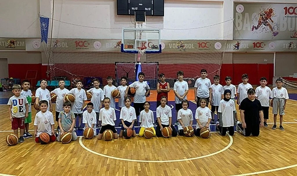 Minikler basketbol öğreniyor