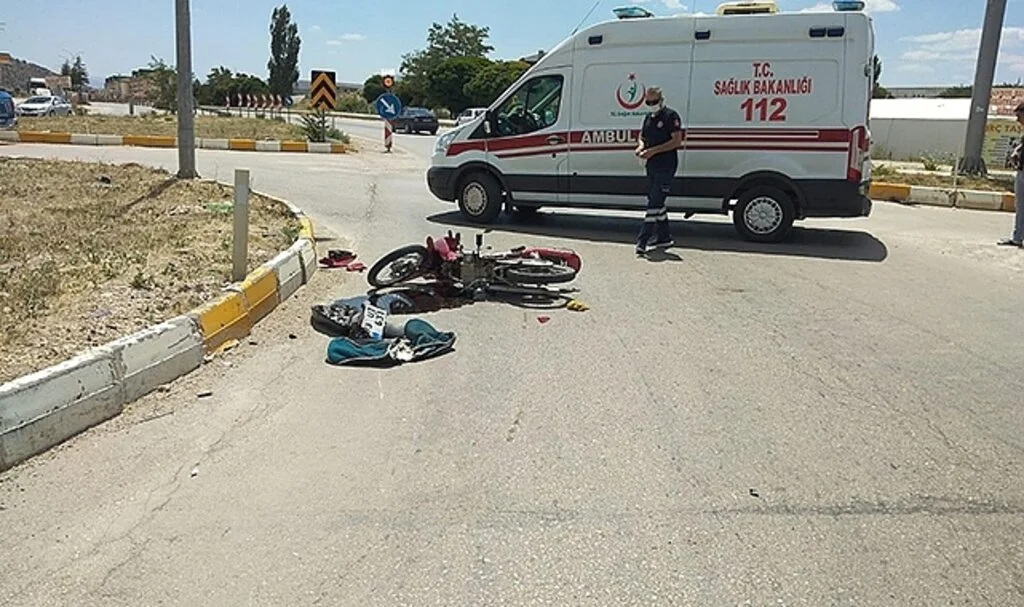  Motosiklet sürücüsü yaşlı adam karıştığı kazada ağır yaralandı