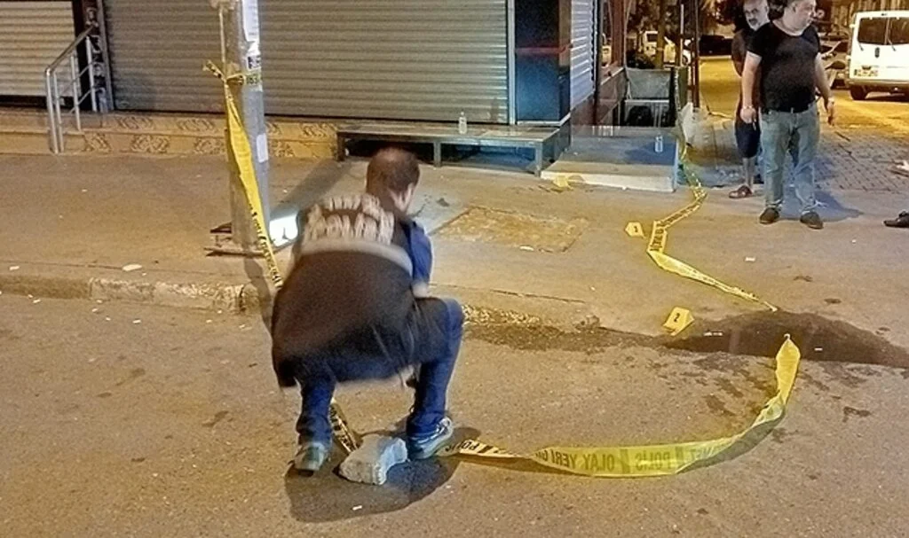 Motosikletli şahıs 2 kişiye kurşun yağdırdı