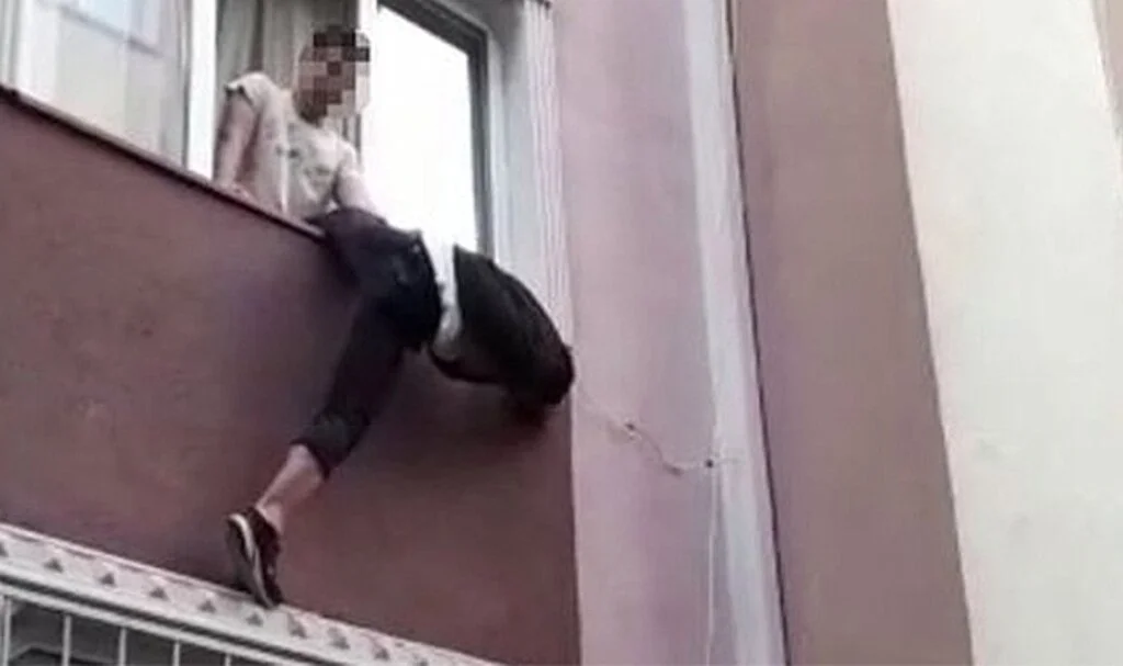 O anlar kamerada! Hırsızı 2. kattan sarkıttı! Bahtsız hırsız!