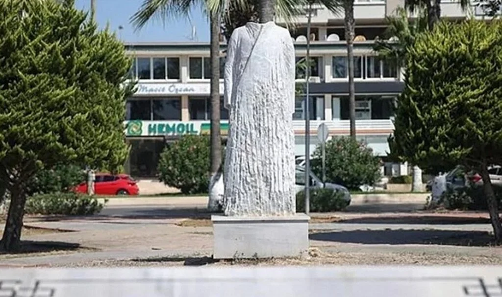 O şehirdeki kadın heykeline ikinci kez saldırı