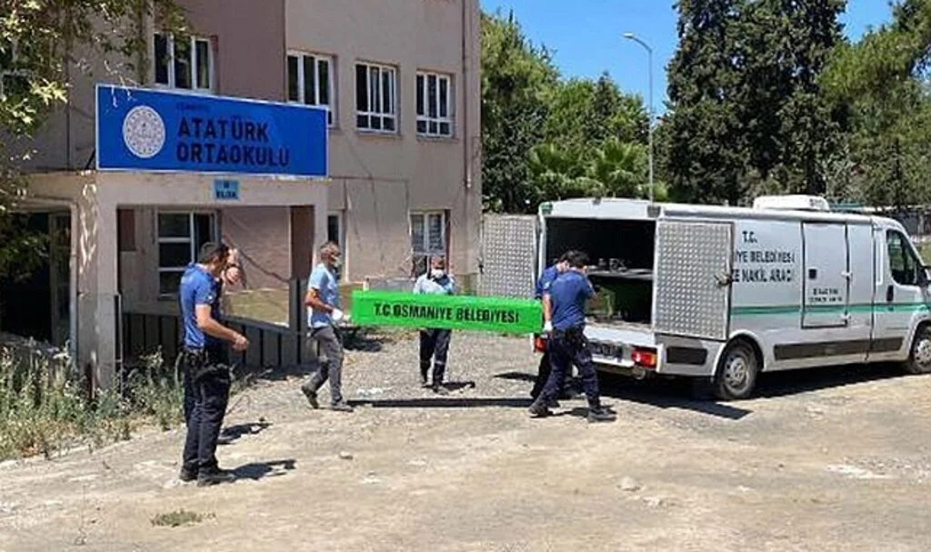 Okul binasının tuvaletinde çürümüş erkek cesedi bulundu