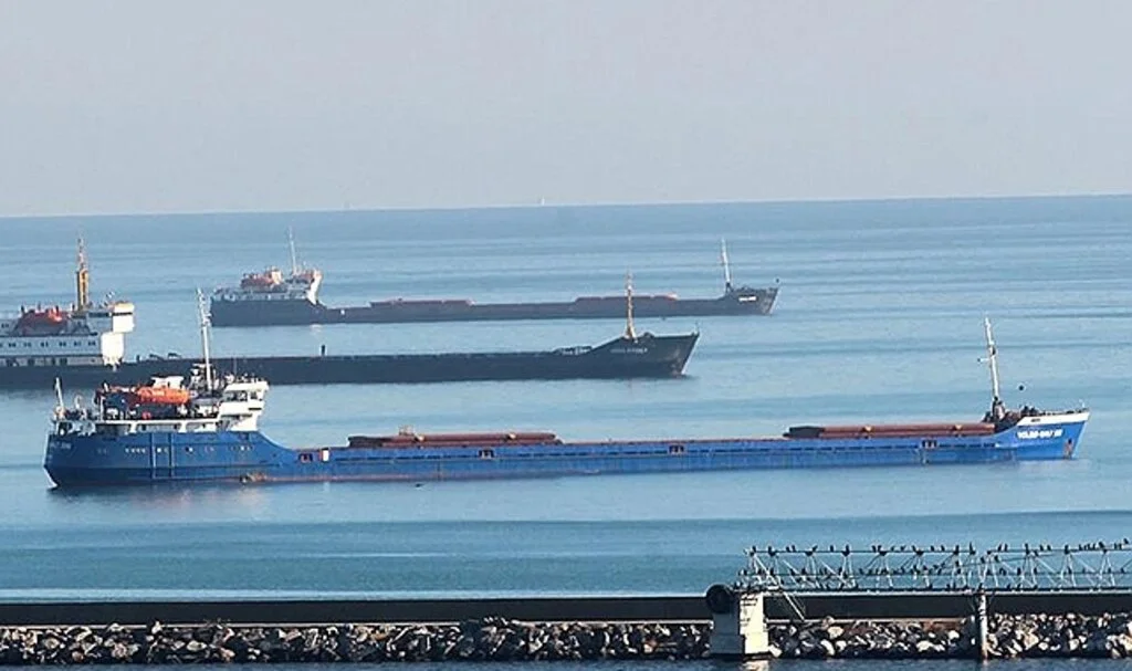 Onlarca gemi Samsun açıklarında bekliyor