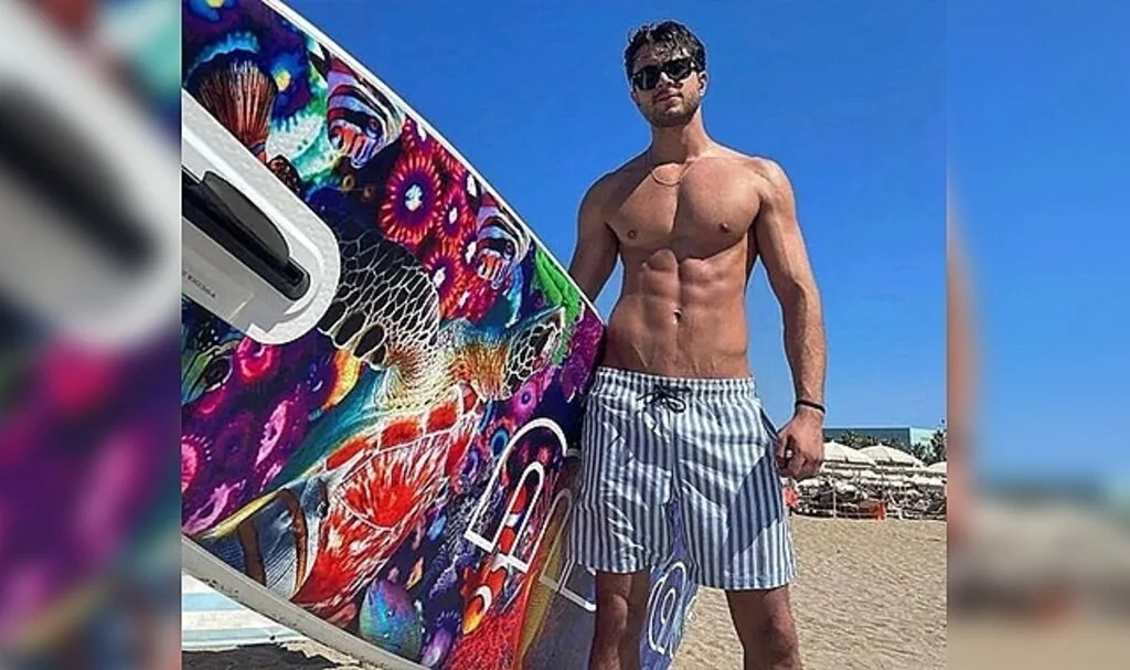 Onur Seyit Yaran Barselona sahillerinde vücut şov yaptı