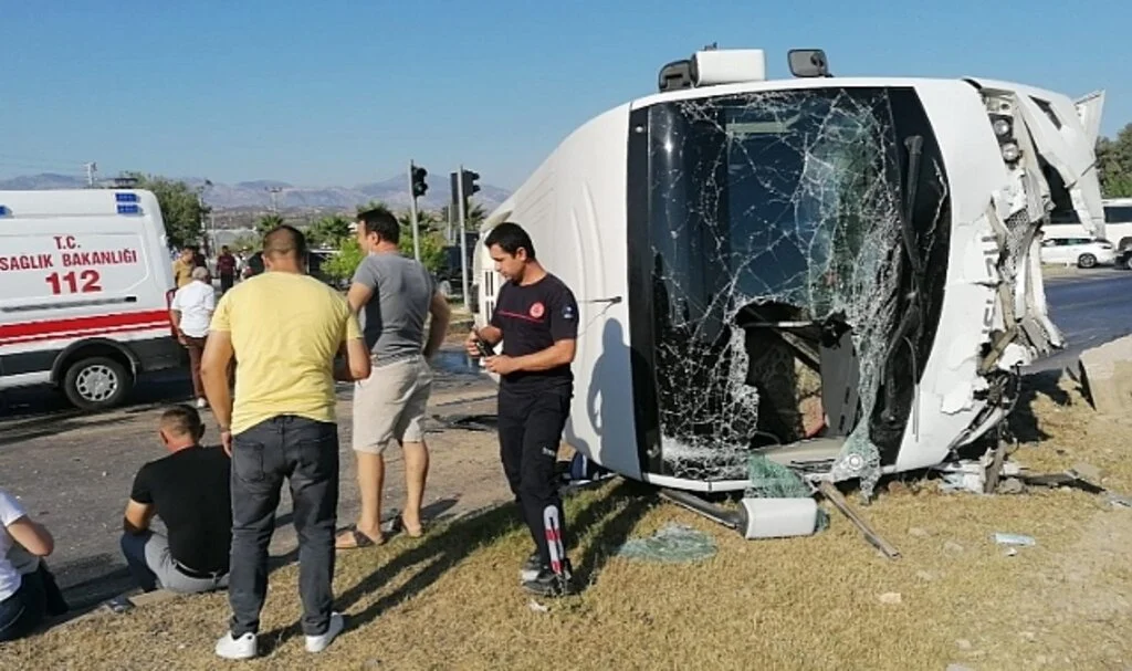 Otel çalışanlarını taşıyan servis kamyonetle çarpıştı: 8 yaralı
