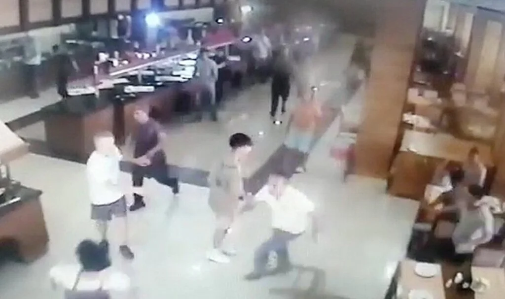 Otel sahibinin üzerine yürüyüp restoranı savaş alanına çevirdiler