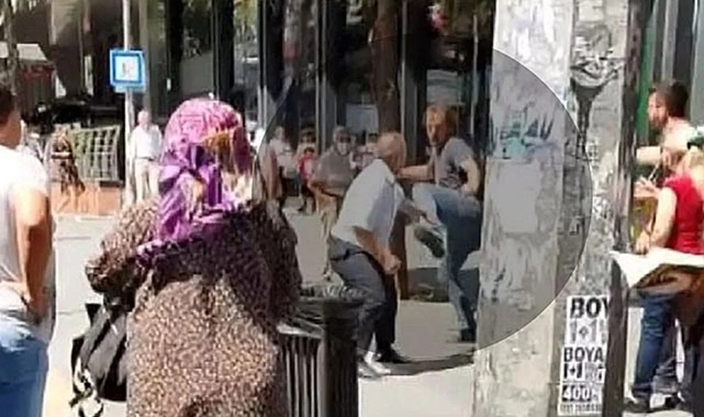 Otobüs şoförleri tekme tokat birbirine girdi