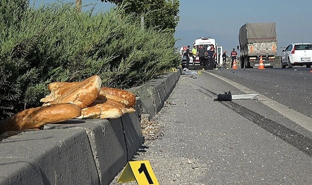 Otomobil çarptı fırından aldığı ekmekleri evine ulaştıramadı...