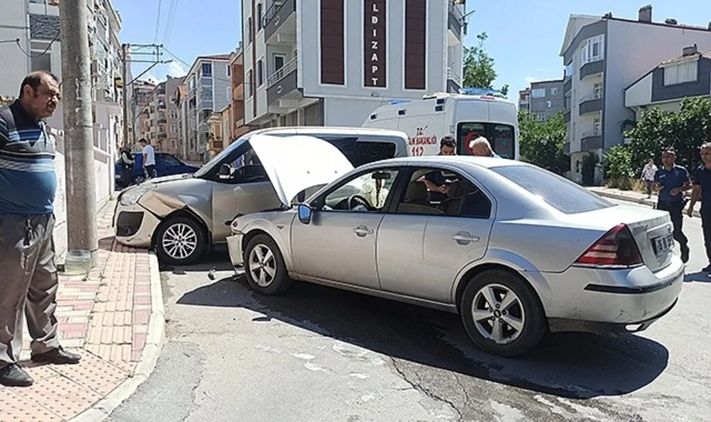Otomobil ile hafif ticari araç çarpıştı: 4 yaralı
