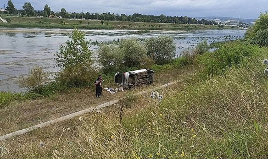 Otomobil takla attı: 3 yaralı