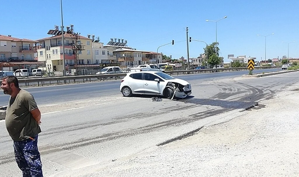 Otomobilin kendine doğru geldiğini gördü motosikletten inip kaçarak yaralanmaktan kurtuldu