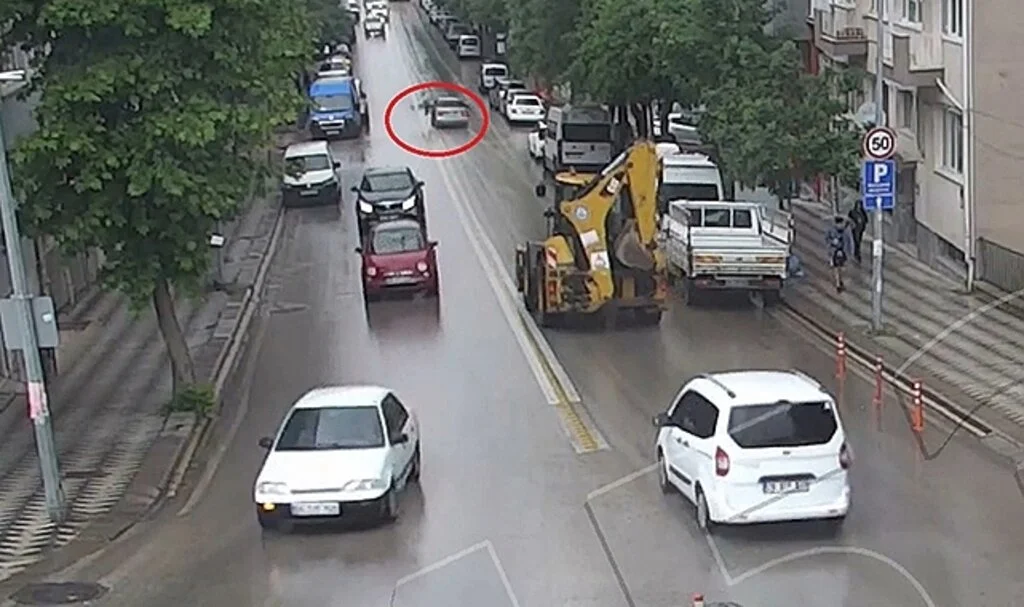 Otomobilin yayaya çarptığı anlar kameraya yansıdı