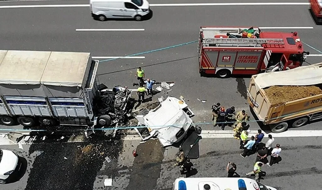Otoyolu'ndaki feci kazada kamyon ikiye bölündü: 1 ölü
