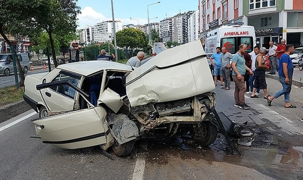 Parçalanan otomobilden sağ çıktı