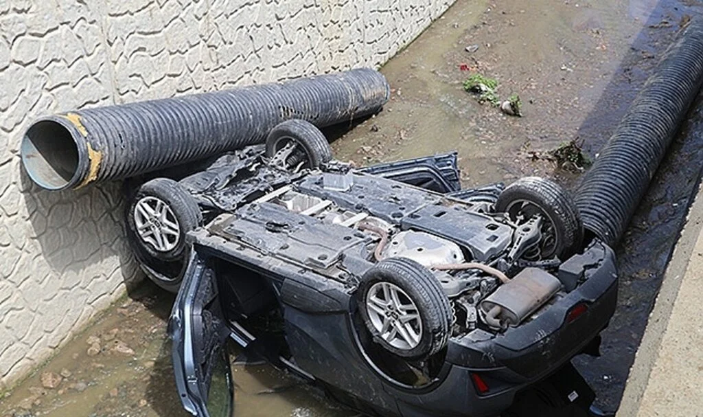 Park halindeki araca çarpan otomobil dereye uçtu: 2 yaralı