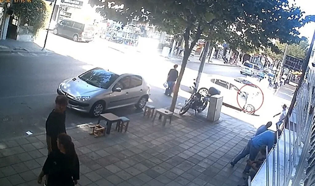 Patenci gencin otomobille çarpıştığı anlar kamerada