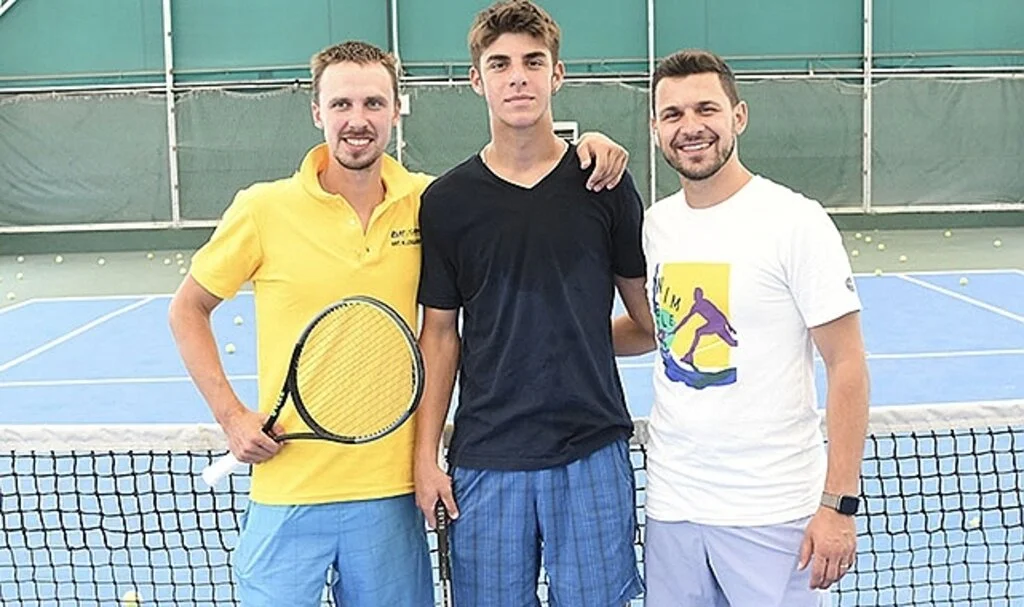 Play tenis sıkı çalışıyor