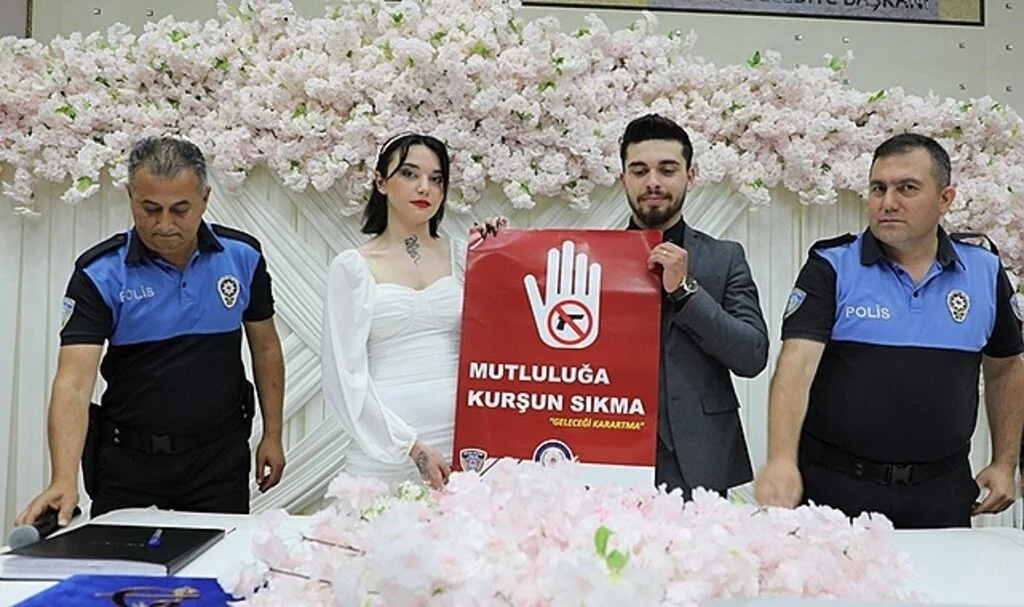 Polisten düğünlerde “Mutluluğa Kurşun Sıkma, Geleceği Karartma” bilgilendirmesi