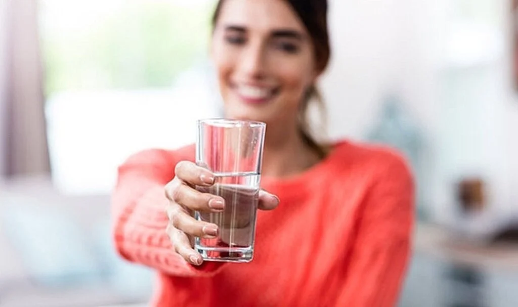 Sabahları aç karnına su içmek zayıflatır mı? Limonlu ve sirkeli su faydalı mı?