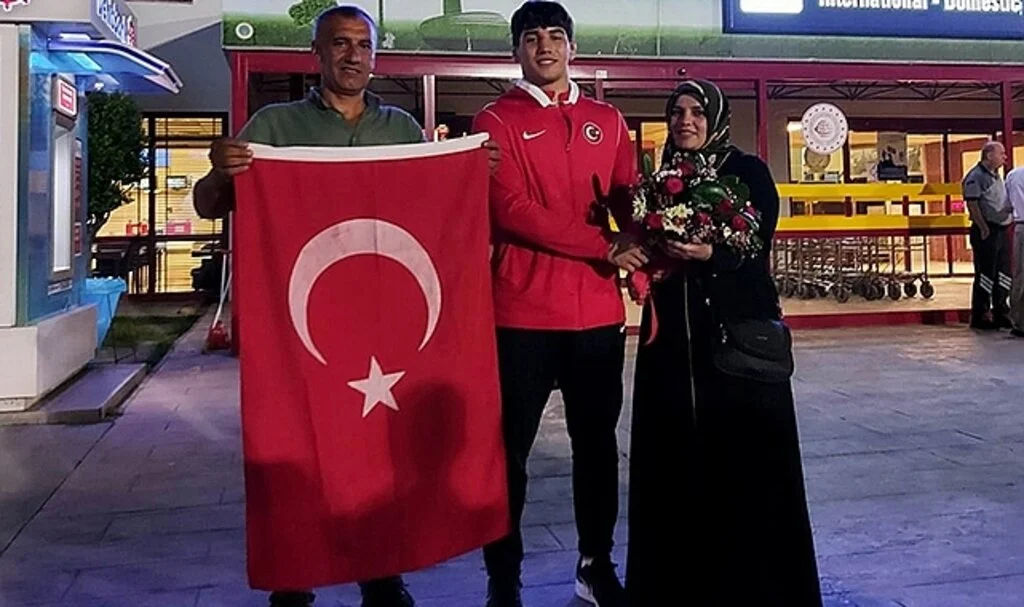 Şampiyon çiçeklerle karşılandı