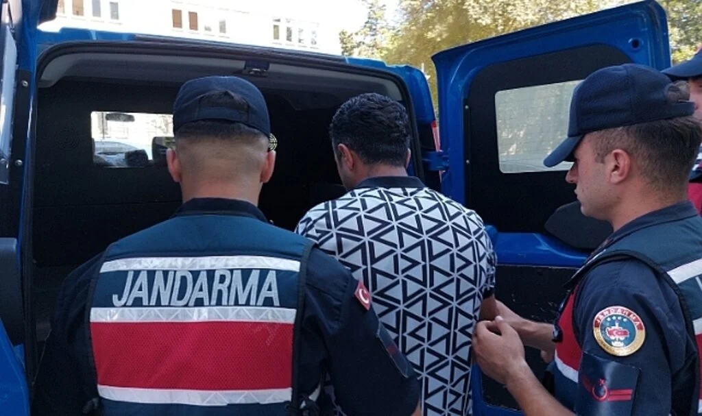 Samsun'da 29 yıl hapis cezası bulunan şahıs annesini hastaneye götürürken yakalandı