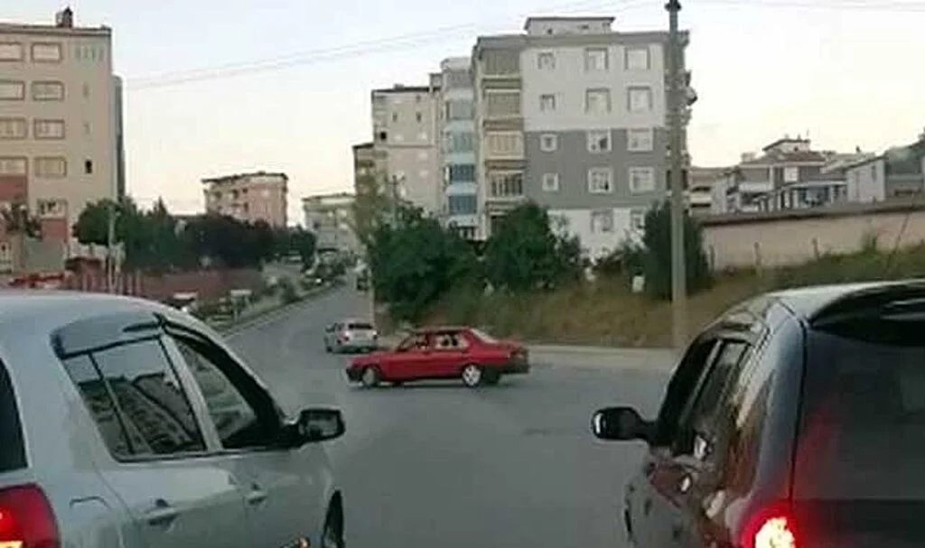 Samsun’da düğün konvoyunda 2 araç drift yaptı