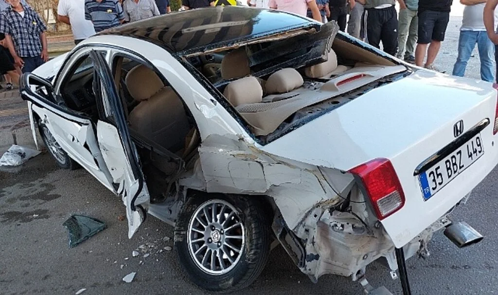 Samsun'da minibüs otomobile çarptı, 2 kişi yaralandı