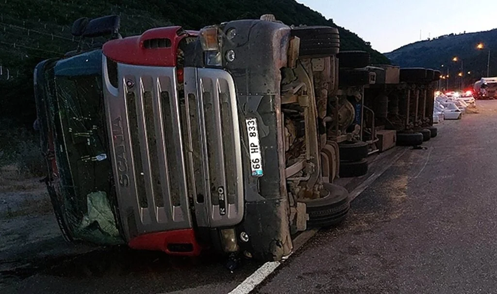 Samsun'da saman yüklü tır devrildi: 1 yaralı